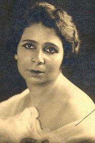 Dawlat Abiad as Shafiqa (Murad's sister) in Gharam Al-Asyad 1961