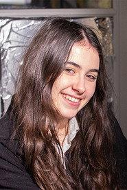 Julie Lamy as Lola Lefebvre in La tombe 2025