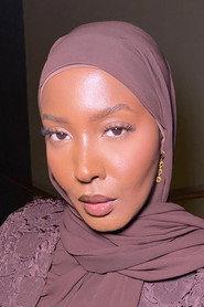 Hodan Hujaleh as Muna in A Tribe Called Love 2026