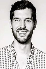 Tyler Donahue as Chico inmobiliaria in No dejes de grabar 2 2022