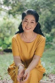 Minh Phương as Banana Seller in The Landfill King 2002