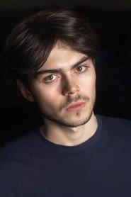 Maxime Chaelis as Courtbataille in La tombe 2025