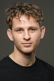 Oskar Kröönström as Alex in Morten 2026