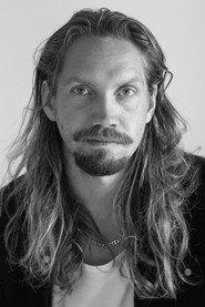 Yannick Noomen as Commune Member in Capri-Revolution 2018