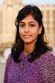 Devaki Patil as Indien-Spezialistin in Checker Tobi und das Geheimnis unseres Planeten 2019