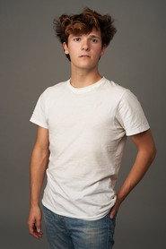 Juan Ventas as Eric in Descarrilados 2021