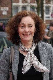 Hermine Huntgeburth as Ärztin in Frau2 Seeks HappyEnd 2001