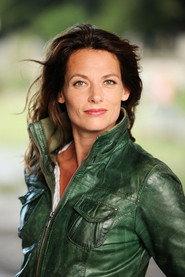 Susu Padotzke as Ella in Rosas en la arena 2021