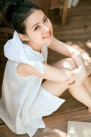周田田 as Huang Rong in There They Were 2010