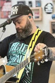 Facundo Elias as Voz y guitarra in Villa Palmera 1 2024