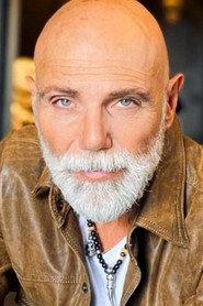 Manuel Landeta as El Hombre de Negro in Curandero 2025