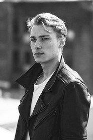 Niclas Gillis as Landon in Hansel & Gretel: Warriors of Witchcraft 2013