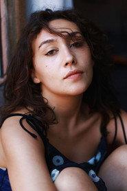 Sara Machado as B. in A Pressa Escorre Pelos Meus Olhos 