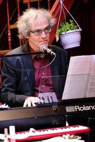 Paul Prenen as pianist in Gebroed 1986