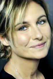 Laura Piattella as Presentatrice Concorso in Con i piedi per aria 1990