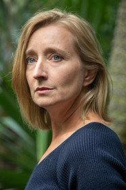 Carinne Koeppel as Employée QG in La tendresse 2013
