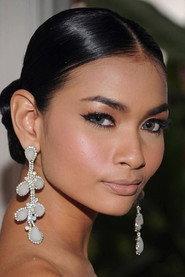 Chanokporn Sayoungkul as Tiwa in Headshot 2011