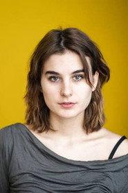Law Wallner as Bella in Sun 2022