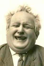 Jess Dandy as Garlico the Strong Man / Man in Audience (uncredited) in The Property Man 1914