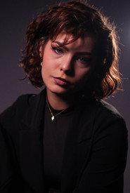 Mar Teba as Sara del Olmo in Entre Bestias 2026