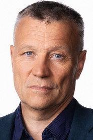 Pontus Mattsson as Self - Narrator (voice) in 104 dagar 2015