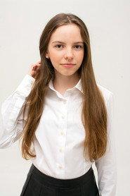 Julia Sette as Menina in A Lousa 2023