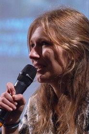 Caroline Ducelliez as herself in Les pieds sur terre 2024