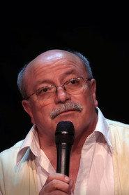 Jean Georges Almendras as Reportero callejero in El regalo 1999