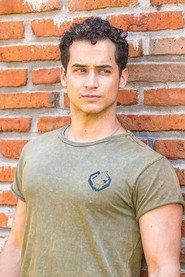 Raimundo Alcalde as Franco de la Rosa in Chica Rica 2025