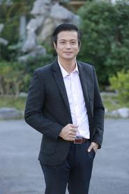 Bá Anh as Policeman 2 in The Chinese Botanist's Daughters 2006