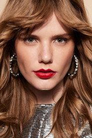 Clara Raddatz as Eva in Ataduras 2026