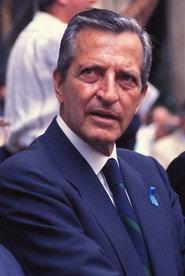 Adolfo Suárez as Self (archive footage) in ¡Votad, votad, malditos! 1977