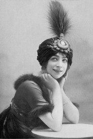 Jane Piérly as La chanteuse in Inspector of the Red Cars 1935