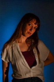 Camila Navarro as Fanática in Ginebra 
