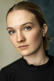 Lois Baglin as Kate in Santi 2021
