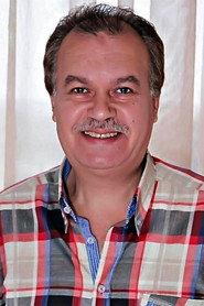 Gamal Farag as مدير ميريت in The Beach Loafer 2004