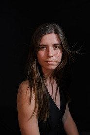 Júlia Cervera as Mònica Tubau in Algun dia tots serem jo 2026