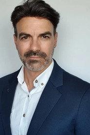 Quique Lozano as Arturo in Archivo 89