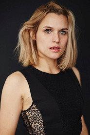 Elsa Madeleine as Julie in Thugocratie 2018