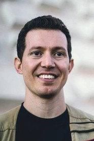 Péterson Paim as Peter Jones in Chupa-cabras 1999