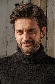 Matteo Quinzi as Simone in Look Who's There 2022
