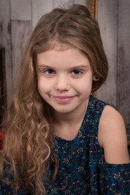 Janyève Denoncourt as Karine 8 ans in Apapacho: A Caress for the Soul 2019
