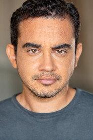 Alex Cacho as Rafa in Enviar y Recibir 2021