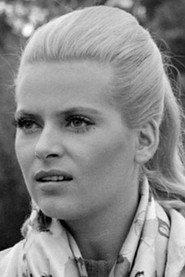 Emely Reuer as Patricia in Kim Philby war der dritte Mann 1969