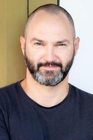 Béla Pavletits as Rendőr in Pappa pia 2017