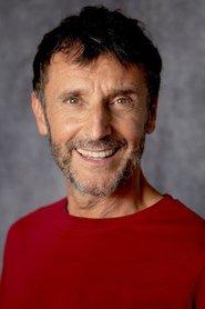 Carlos Chamarro as López in En fuera de juego 2012