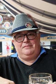 Jerry Courtney as Marinelli in Momenti di donne 2026
