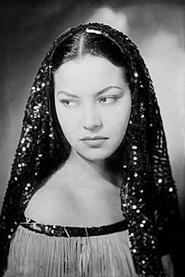 Madiha Yousri as سميحة - أم عصمت in Afraid of Something 1979