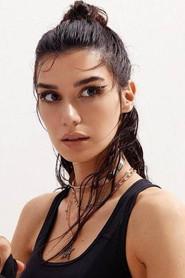 Burcu Kiratli as Elif in Bizim Hikaye 2015