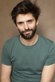 Reynold de Guenyveau as Alex in Le Vote 2022